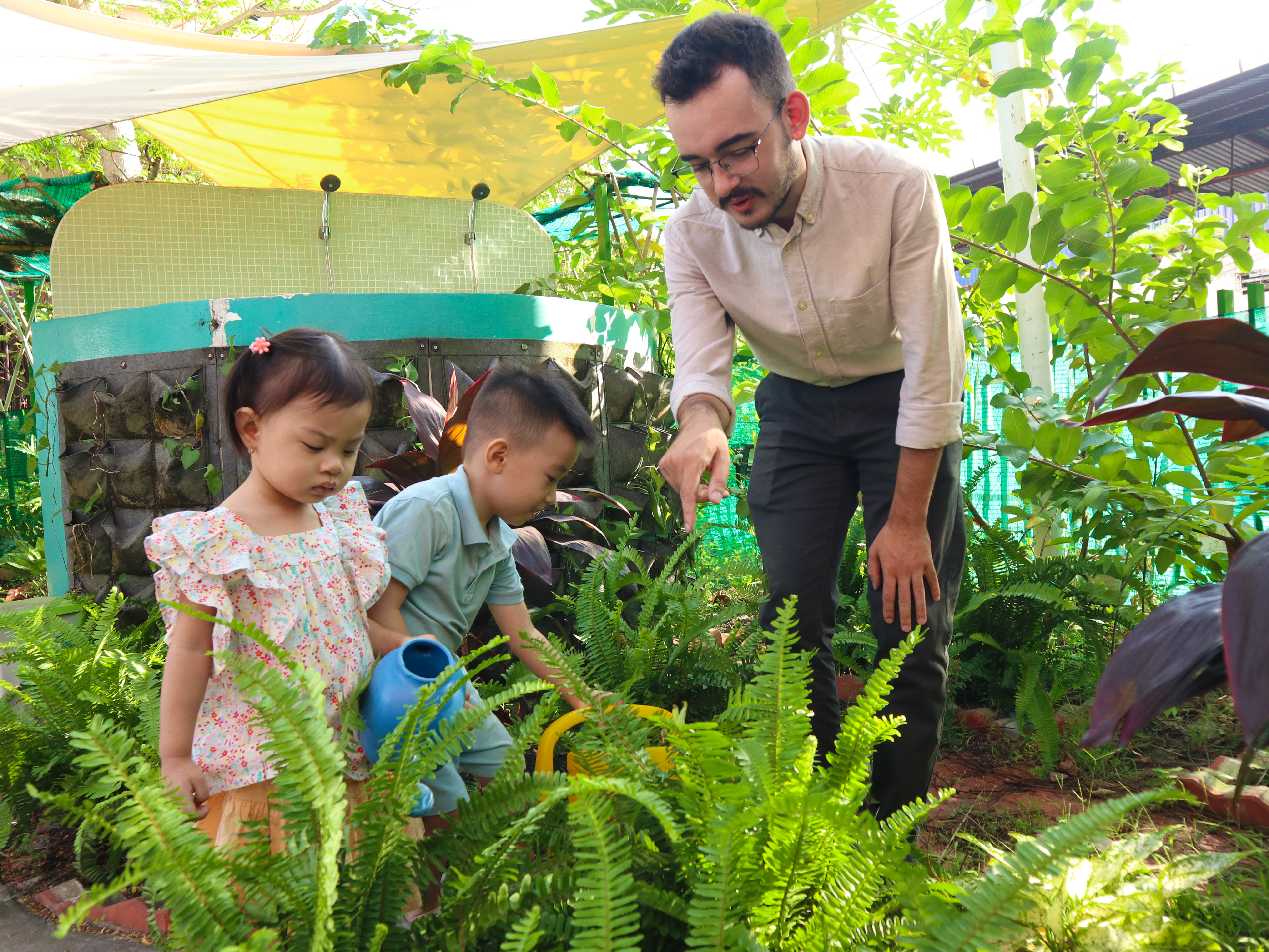 BÉ CHĂM SÓC CÂY XANH