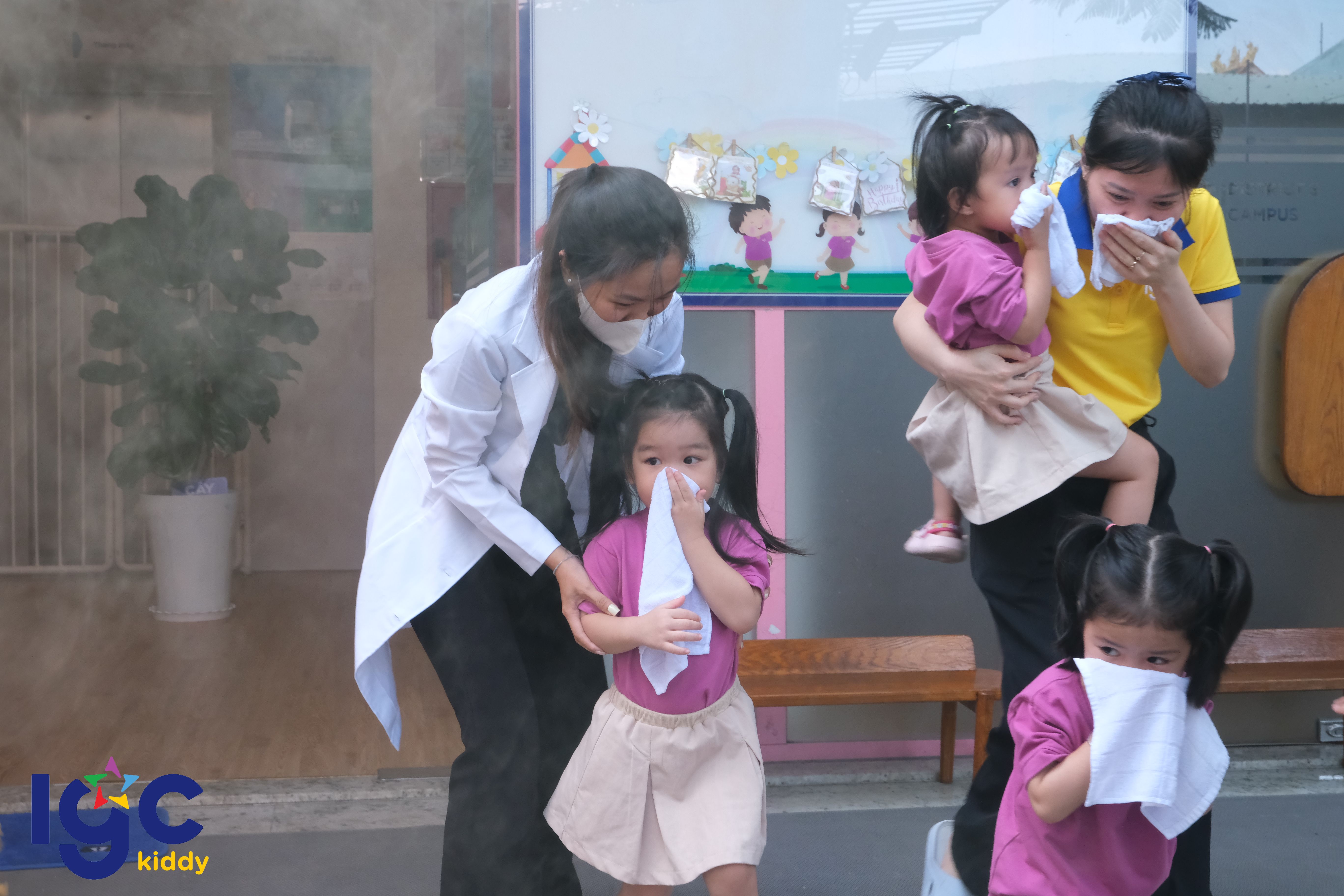 TỔ CHỨC TẬP HUẤN VÀ DIỄN TẬP PHÒNG CHÁY CHỮA CHÁY CHO CÁN BỘ GIÁO VIÊN NHÂN VIÊN VÀ CÁC BÉ