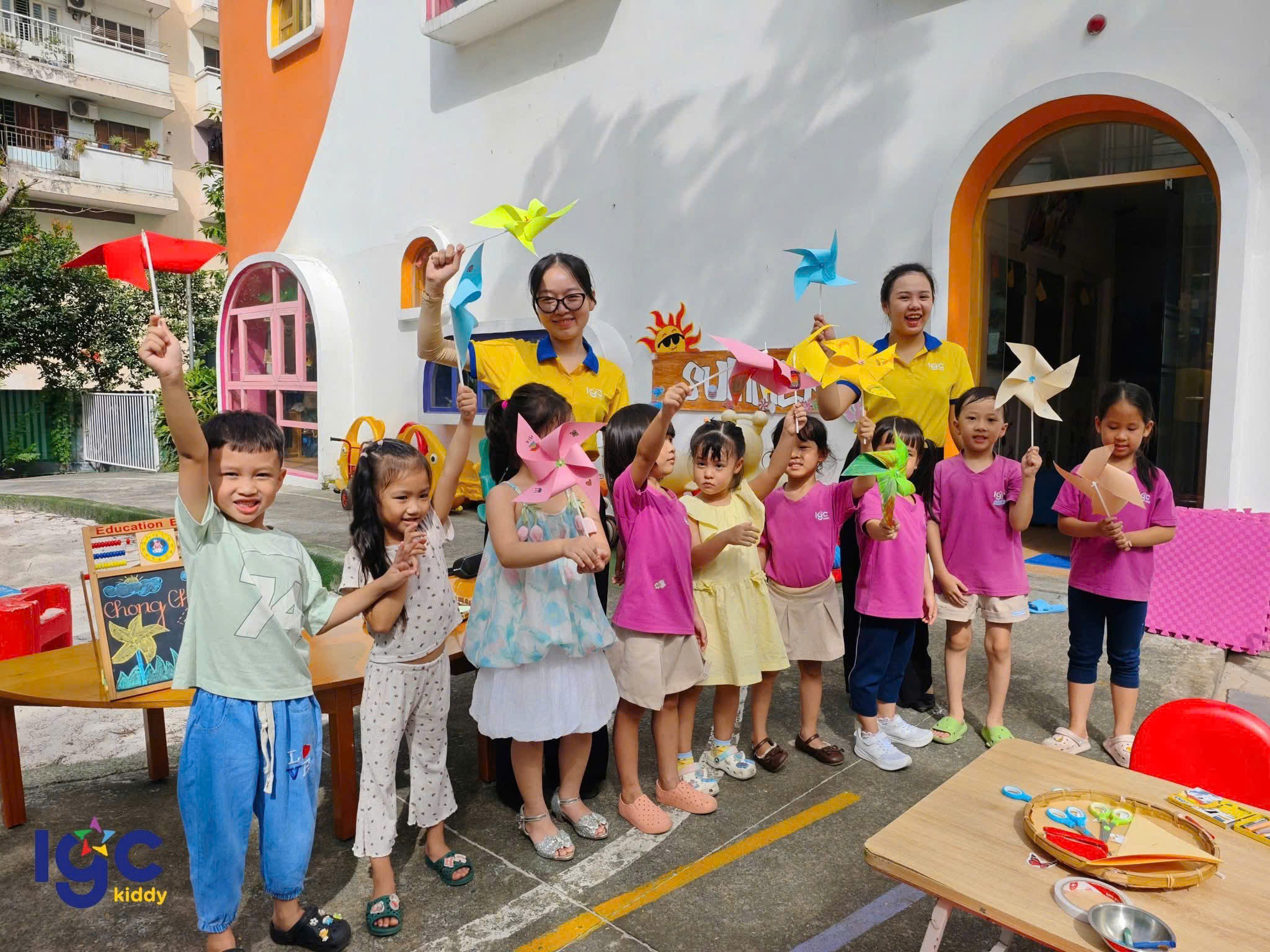 CHONG CHÓNG XOAY – MÙA HÈ BAY LÊN CÙNG SẮC MÀU