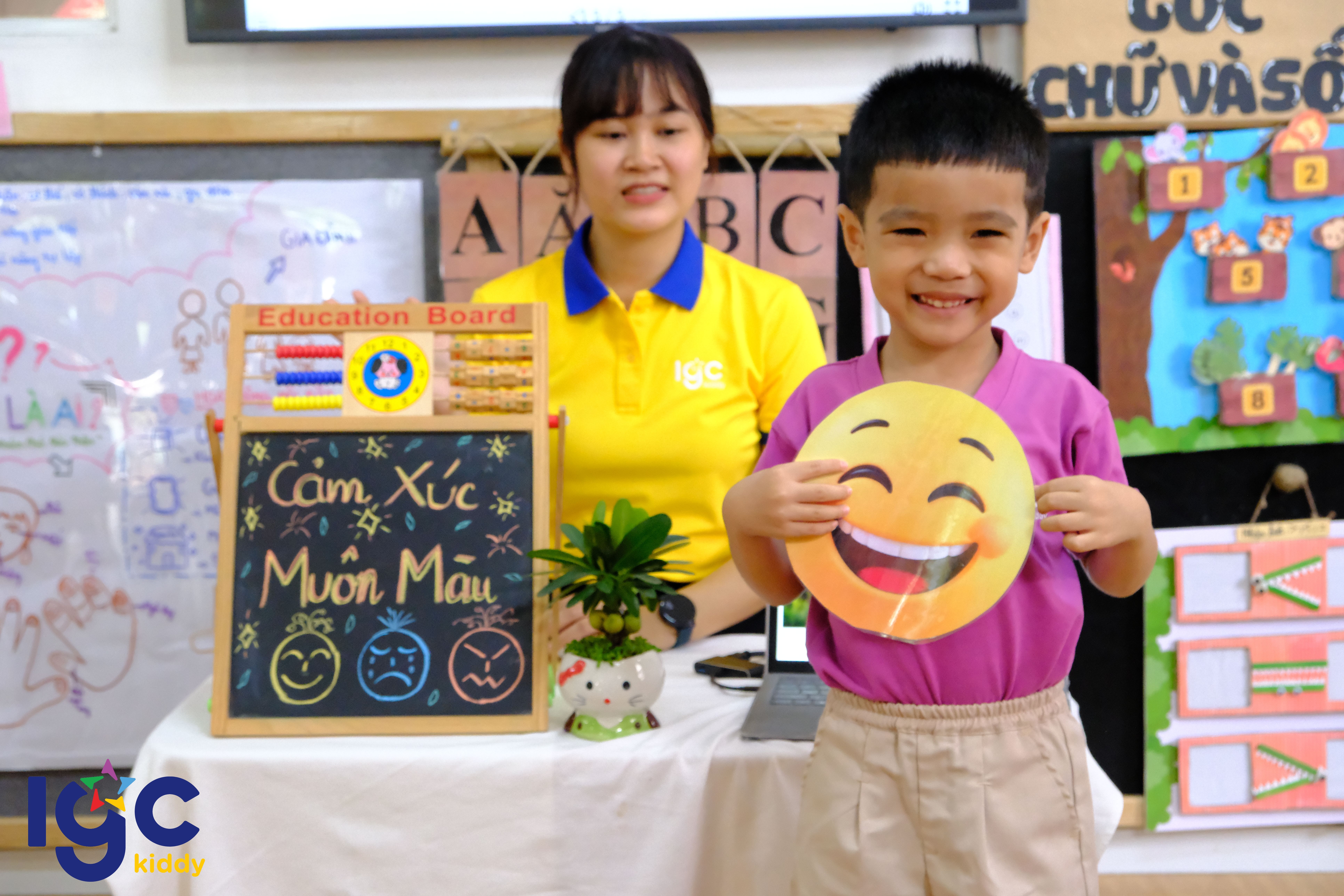 BÉ VẼ KHUÔN MẶT CẢM XÚC – CÙNG CÂU CHUYỆN "KHUÔN MẶT BIỂU CẢM"