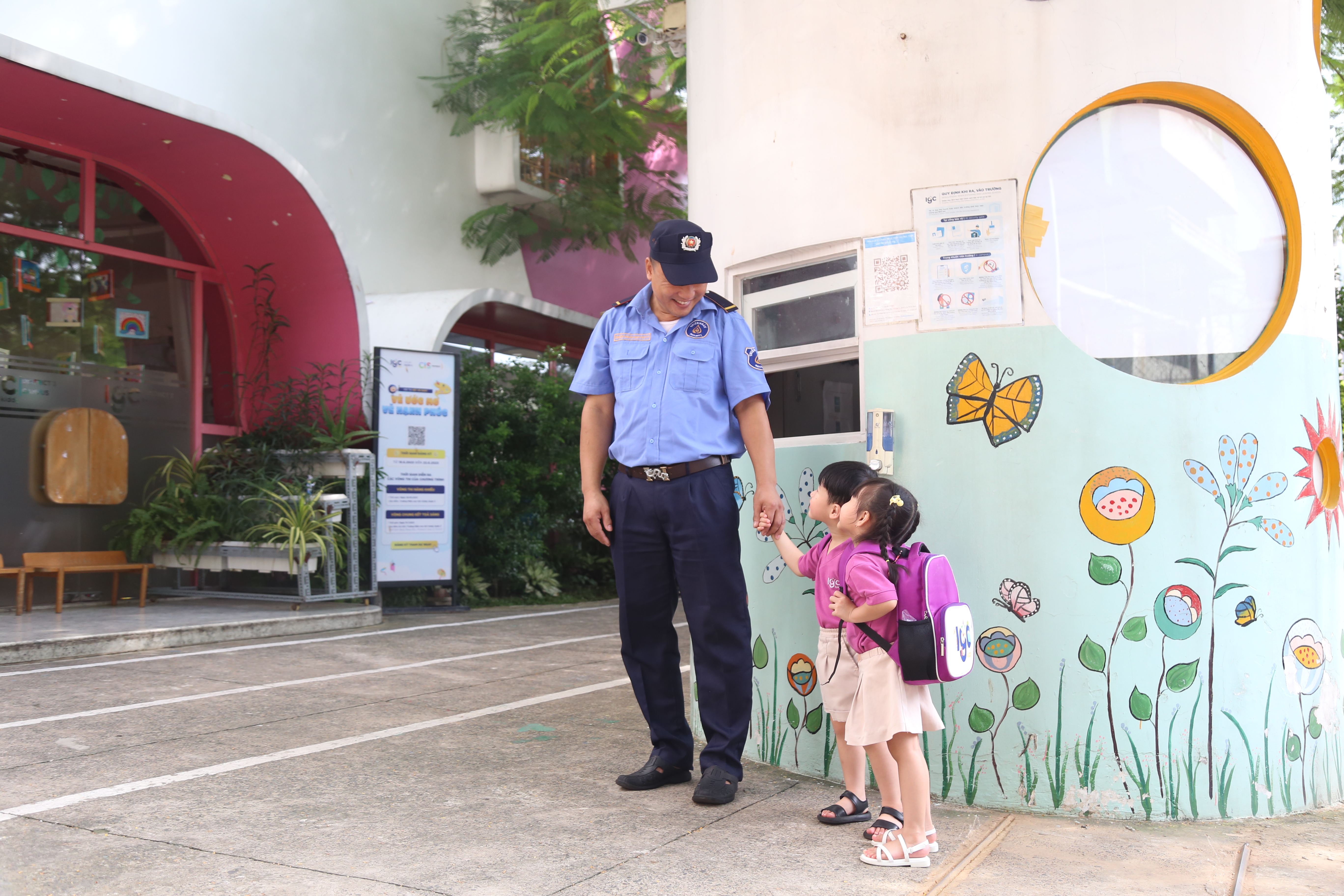 1. Đón bé vào lớp