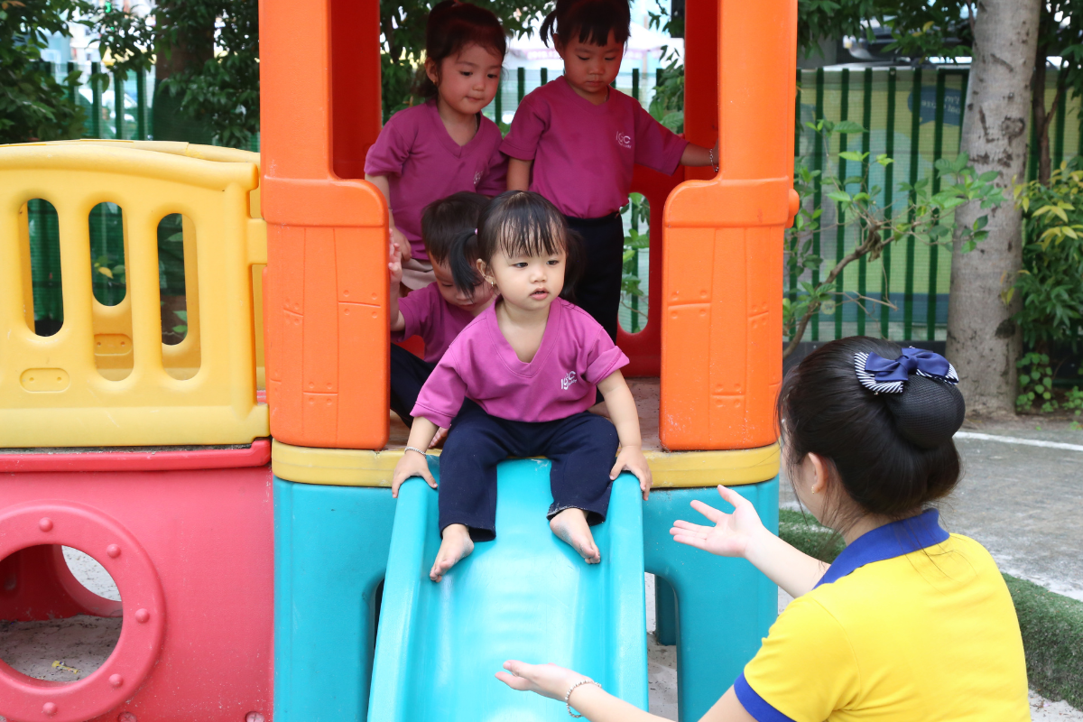 4. Hoạt động ngoài trời