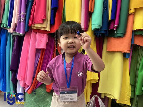 CÙNG CON THAM QUAN TIỆM MAY ÁO DÀI TRUYỀN THỐNG