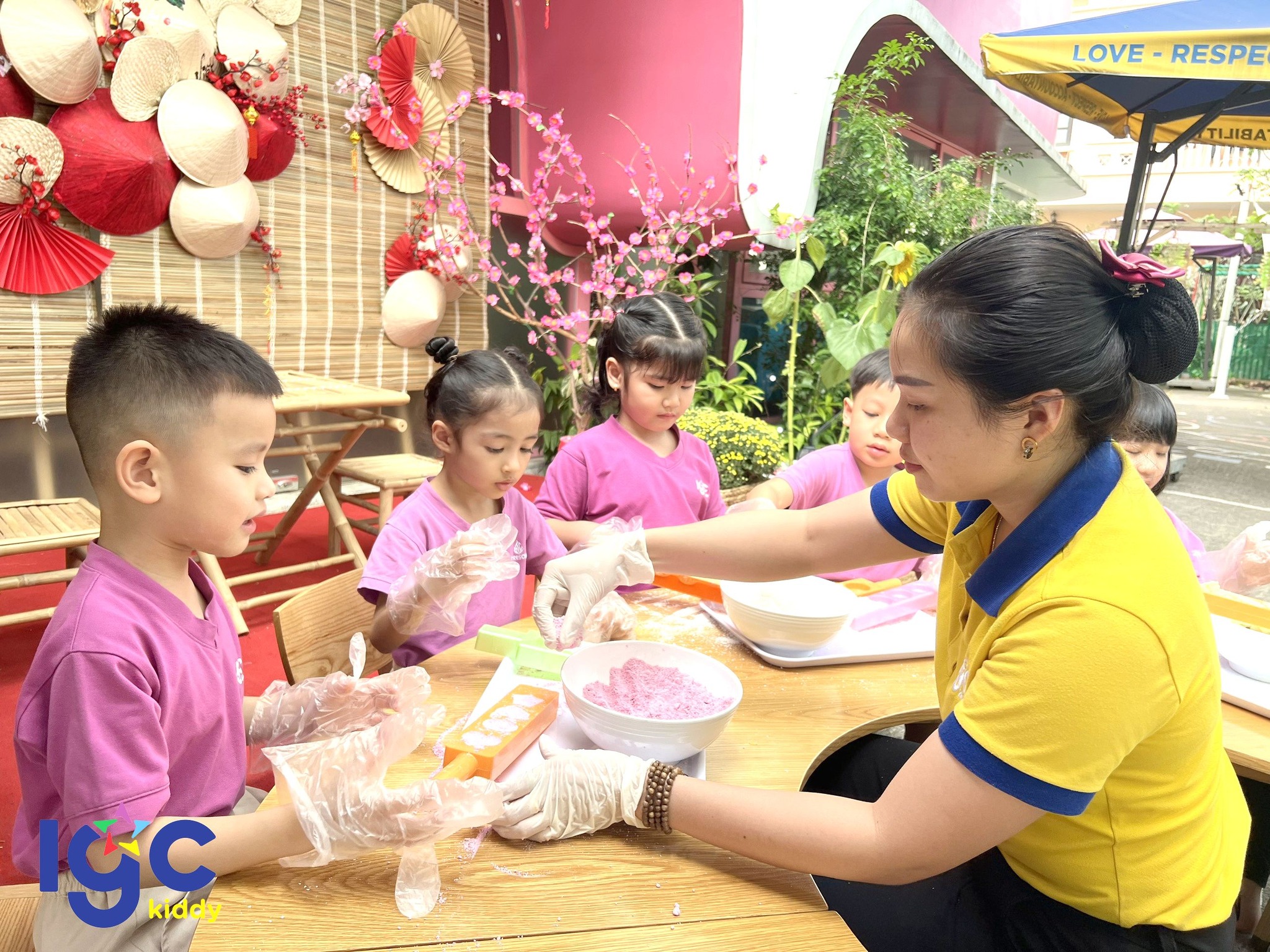 CÙNG KHÉO TAY LÀM BÁNH MỨT VỚI GIỜ HỌC COOKING ROOM