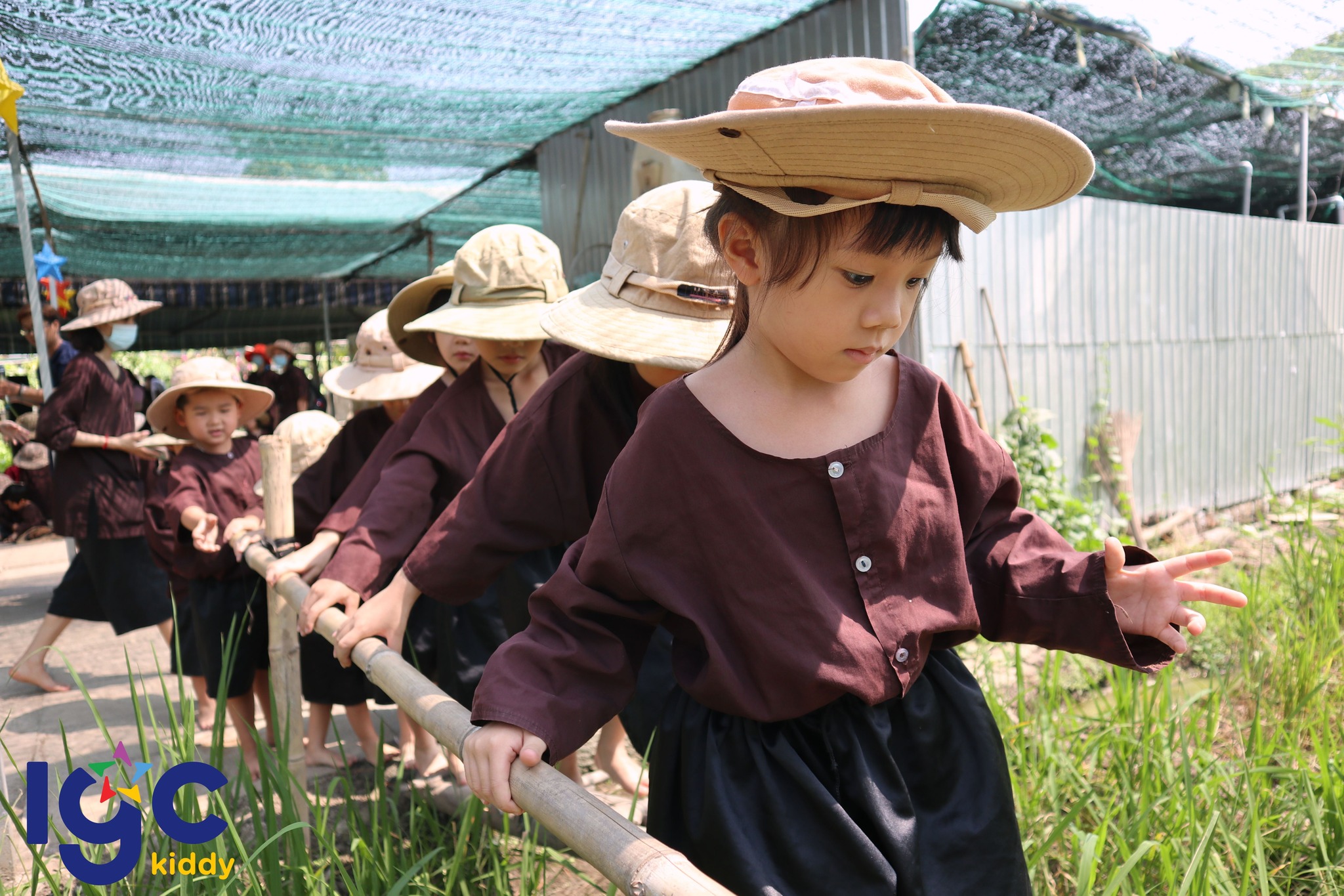 TRẢI NGHIỆM MỘT NGÀY LÀM NÔNG DÂN TẠI NÔNG TRẠI VUI VẺ