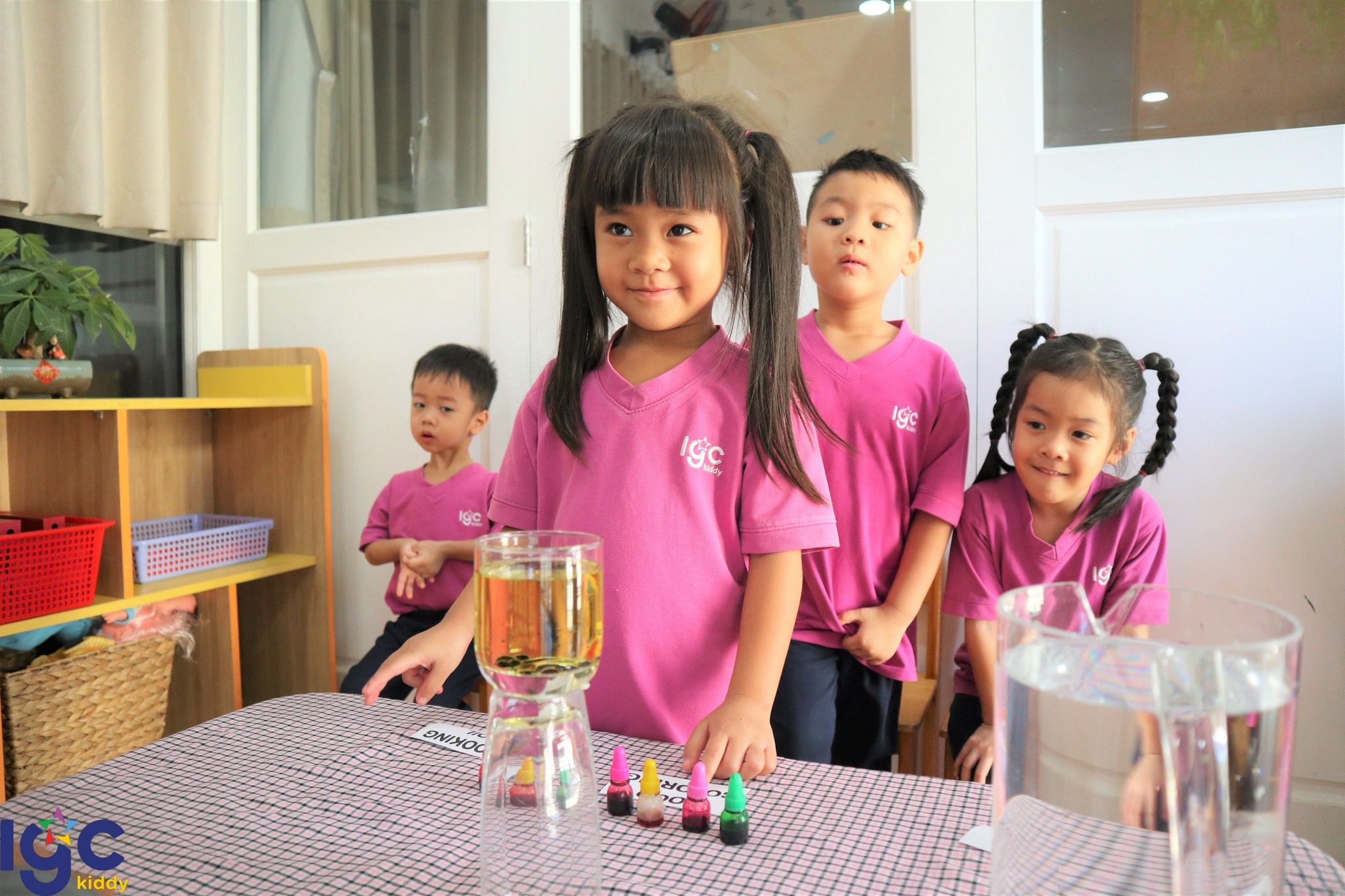 THÍ NGHIỆM CÙNG CON: TẠO CƠN MƯA SẮC MÀU