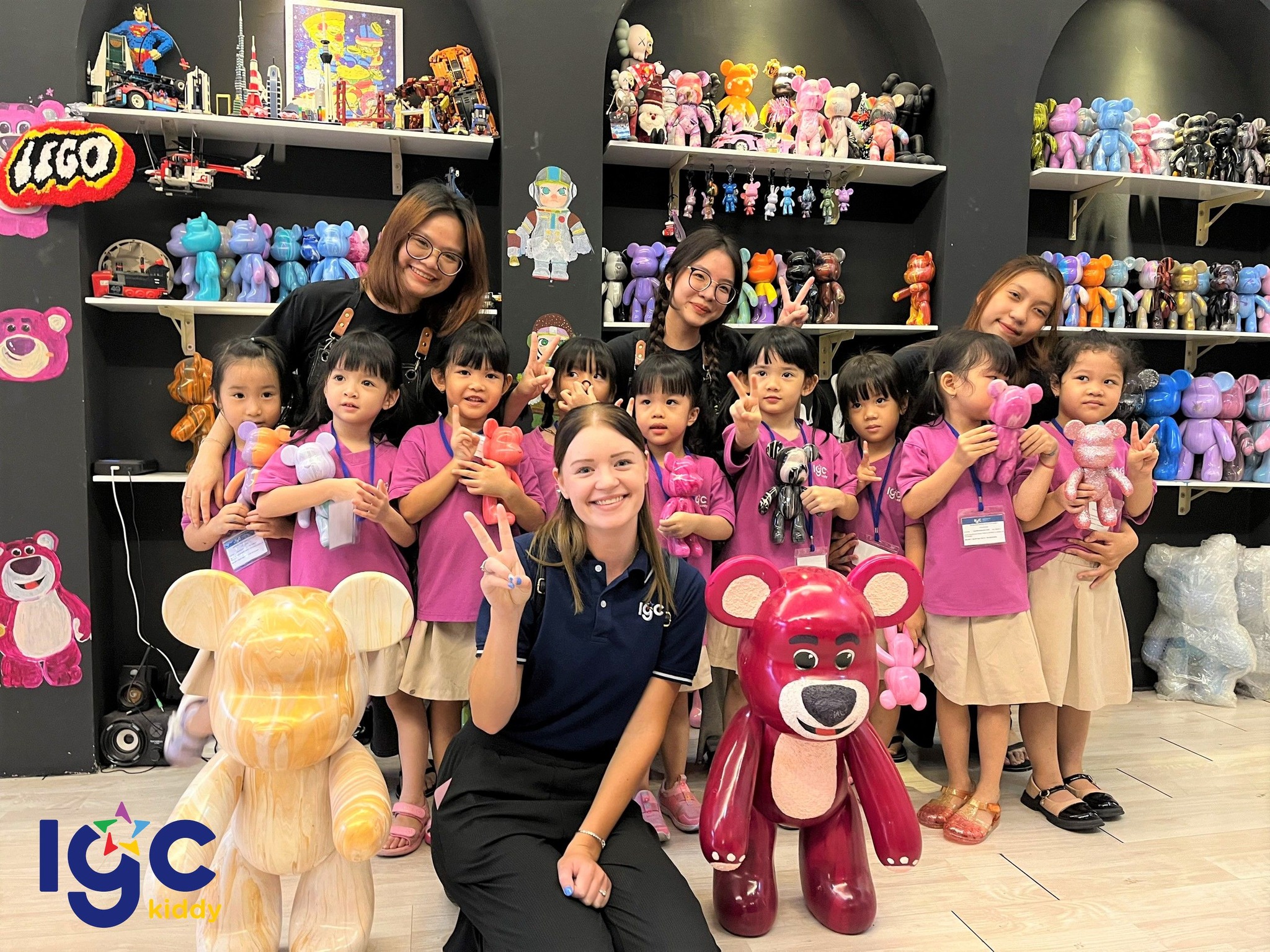 DÃ NGOẠI CÙNG CON - ĐỔ MÀU CHO GẤU BEARBRICK