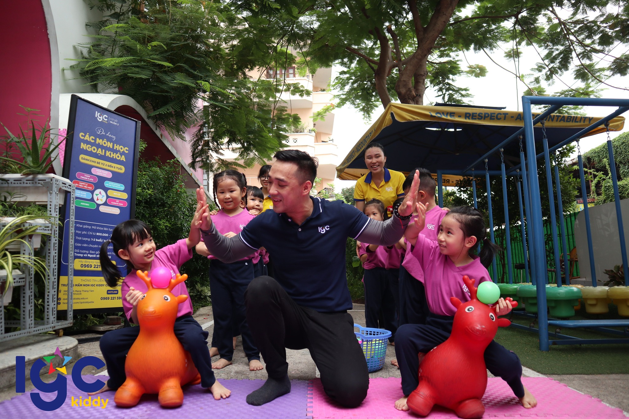 CÙNG CON VUI HỌC TIẾNG ANH NGOÀI TRỜI